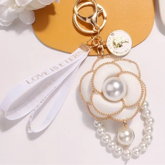 NEWT CAMELLIA KEY CHAIN and 3 Colors. - Picture 4 of 10